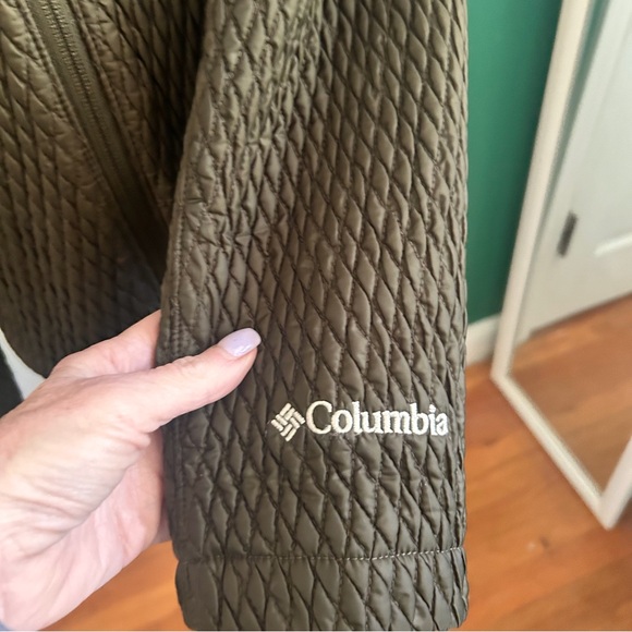 Columbia Quilted Jacket with Interior Fur Lined Collar Army Green Medium - Picture 3 of 12